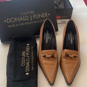 Donald Pliner low heel pointy toe pump- camel sz8